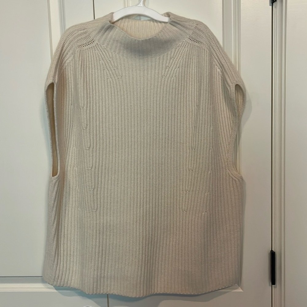 Like New cream Banana Republic sweater vest, 30% cashmere